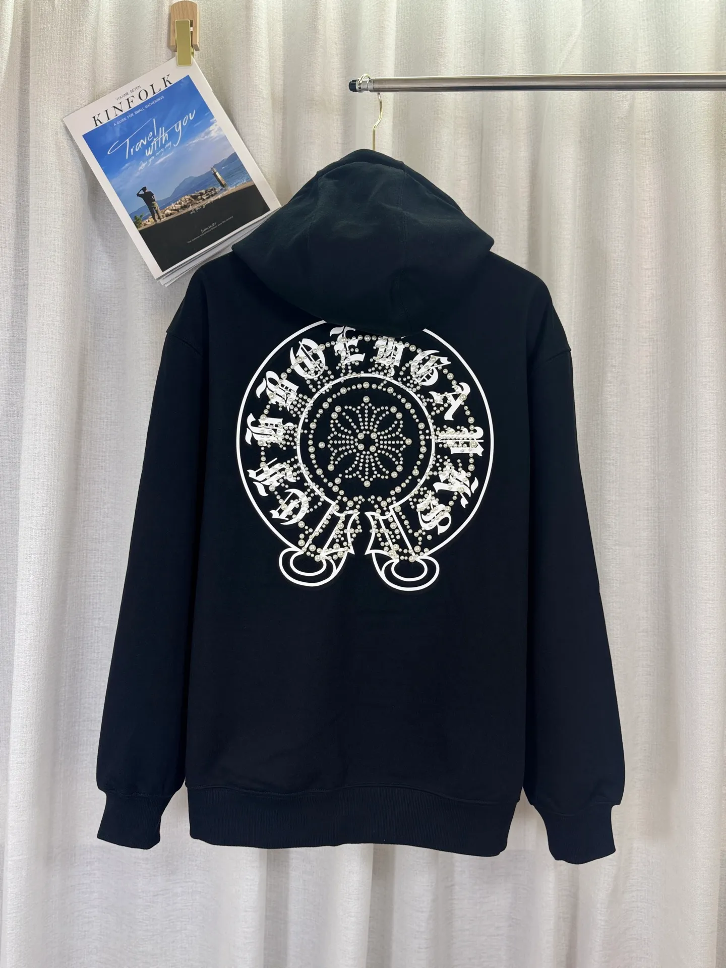 P350 top version, real shot without P, ​​different from market currency) 𝗖𝗵𝗿𝗼𝗺𝗲 𝗛𝗲𝗮𝗿𝘁𝘀/Cro Heart 2025 Compass Pearl Embroidery Autumn and Winter New Original Single Counter American Laser Burnt 3D Three-dimensional Appliqué Pearl Couple Casual Cardigan Sweatshirt 👑The highest version! Customized fabric 480g tripe terry fabric! American acid-washed and distressed original fabric, laser burning + patch embroidery, exquisite embroidery of letters! The best-selling model in the counter, very comfortable to wear. Accessories: original molded and authenticated collar label➕100% silk wash label. Genuine purchase-grade original hangtag➕matching hanging rope➕3D hanging beads➕original packaging bag. Craftsmanship: The original version has consistent wiring! The highest version of the armhole matching technique! Color: Beige Black Size: S M L XL Style No.: 25-353